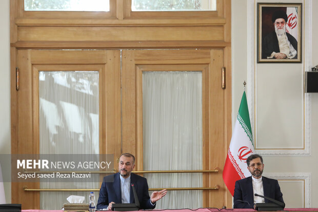 حسین امیرعبداللهیان وزیر امور خارجه در حال 
 سخنرانی در مراسم تودیع و معارفه سخنگوی وزارت امور خارجه است