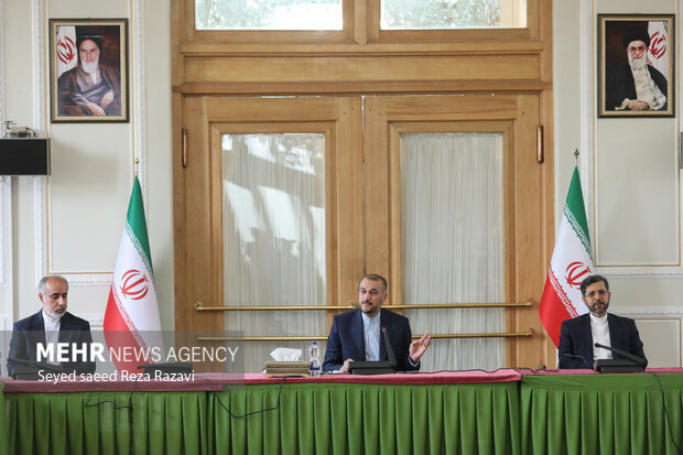 حسین امیرعبداللهیان وزیر امور خارجه در حال  سخنرانی در مراسم تودیع و معارفه سخنگوی وزارت امور خارجه است