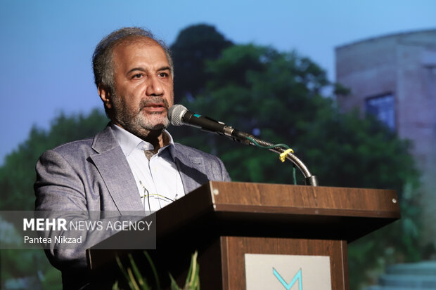 محمد مهدی عسگر پور در حال سخنرانی در مراسم  معارفه خود به عنوان مدیر عامل جدید خانه هنرمندان ایران است