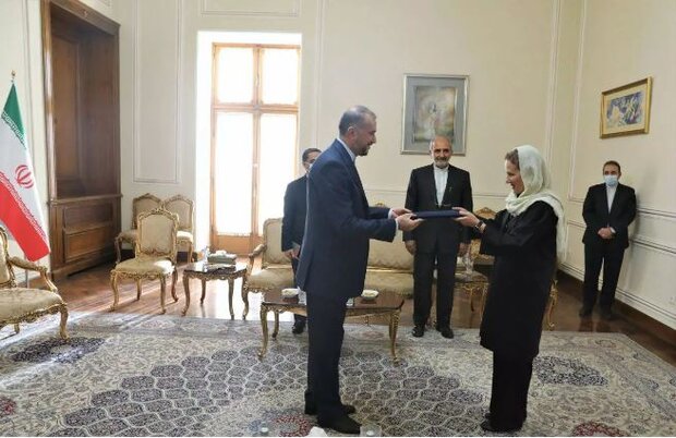 Iran FM receives copy of credentials of new envoys (+Photos)