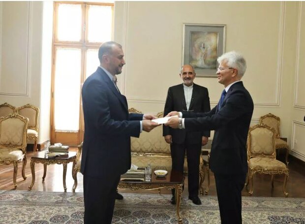 Iran FM receives copy of credentials of new envoys (+Photos)