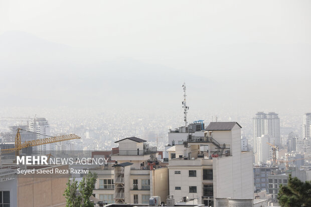 آسمان تهران از روز گذشته به شدت غبارآلود شده و در وضعیت خطرناک قرار دارد در ۲۴ ساعت گذشته نیز شاخص هوای پایتخت روی عدد ۱۷۴ و در بازه خیلی ناسالم قرار داشت.