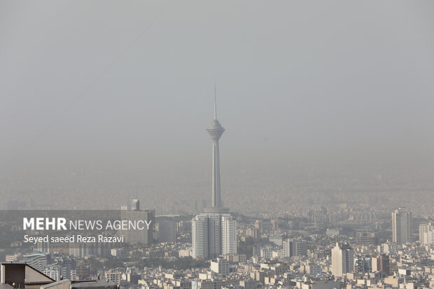 آسمان تهران از روز گذشته به شدت غبارآلود شده و در وضعیت خطرناک قرار دارد در ۲۴ ساعت گذشته نیز شاخص هوای پایتخت روی عدد ۱۷۴ و در بازه خیلی ناسالم قرار داشت.