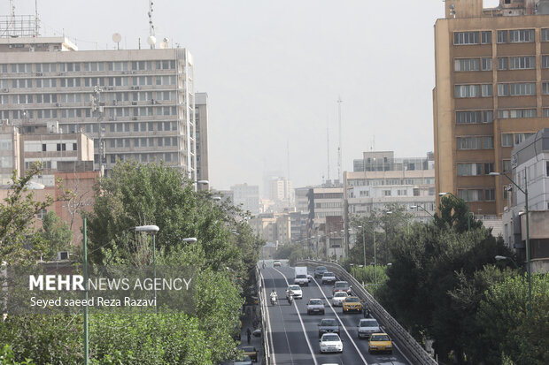 آسمان تهران از روز گذشته به شدت غبارآلود شده و در وضعیت خطرناک قرار دارد در ۲۴ ساعت گذشته نیز شاخص هوای پایتخت روی عدد ۱۷۴ و در بازه خیلی ناسالم قرار داشت.