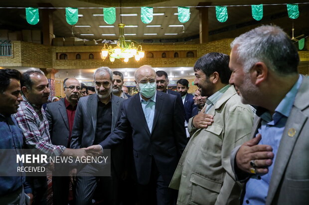 محمد باقر قالیباف رئیس مجلس شورای اسلامی در حال ورود به سالن برگزاری نخستین کنگره معلمان انقلاب اسلامی است