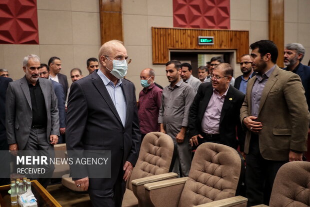 محمد باقر قالیباف رئیس مجلس شورای اسلامی در حال ورود به سالن برگزاری نخستین کنگره معلمان انقلاب اسلامی است