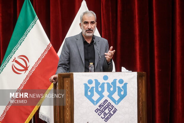 یوسف نوری وزیر آموزش و پرورش در حال سخنرانی در نخستین کنگره معلمان انقلاب اسلامی است