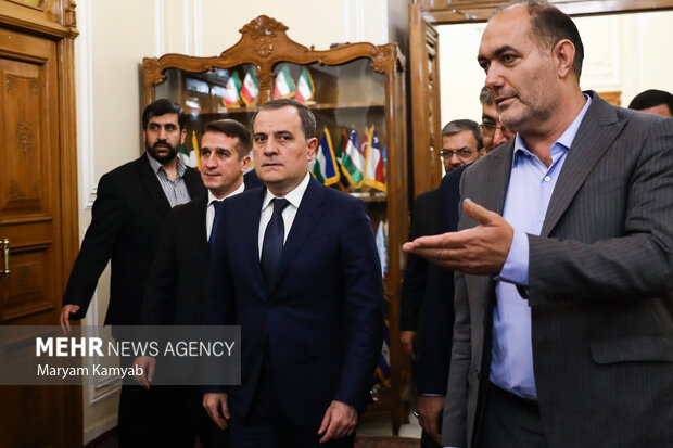 جیحون بایرام اف وزیر امور خارجه جمهوری آذربایجان در حال ورود به محل دیدار با محمدباقر قالیباف رئیس مجلس شورای اسلامی است