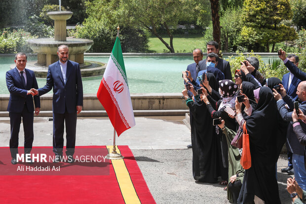 جیحون بایرام اف وزیر امور خارجه جمهوری آذربایجان صبح امروز ۱۳ تیر ۱۴۰۱ با حسین امیر عبداللهیان وزیر امور خارجه ایران دیدار و گفت‌وگو کرد