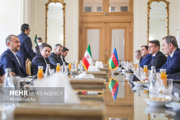 حسین امیر عبداللهیان وزیر امور خارجه ایران در حال گفتگو با جیحون بایرام اف وزیر امور خارجه جمهوری آذربایجان  است