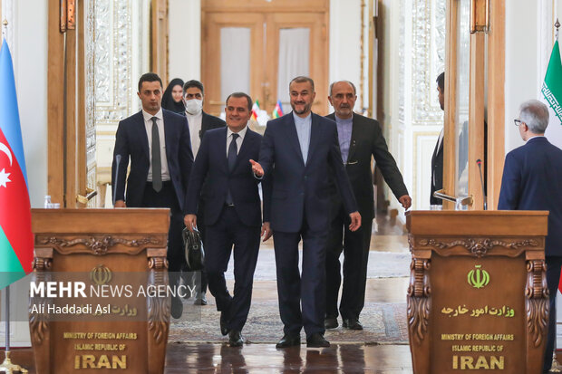 حسین امیر عبداللهیان وزیر امور خارجه ایران  و جیحون بایرام اف وزیر امور خارجه جمهوری آذربایجان در حال ورود به سالن نشست خبری دیدار وزرای خارجه آذربایجان و ایران هستند