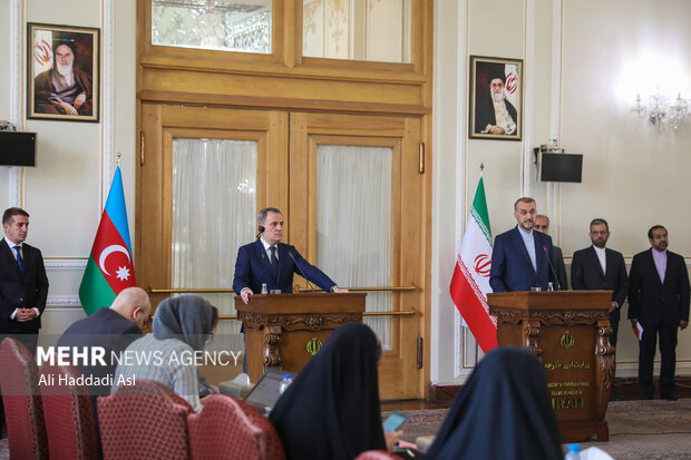 جیحون بایرام اف وزیر امور خارجه جمهوری آذربایجان و حسین امیر عبداللهیان وزیر امور خارجه ایران در نشست خبری بعد از دیدار وزرای خارجه آذربایجان و ایران حضور دارند