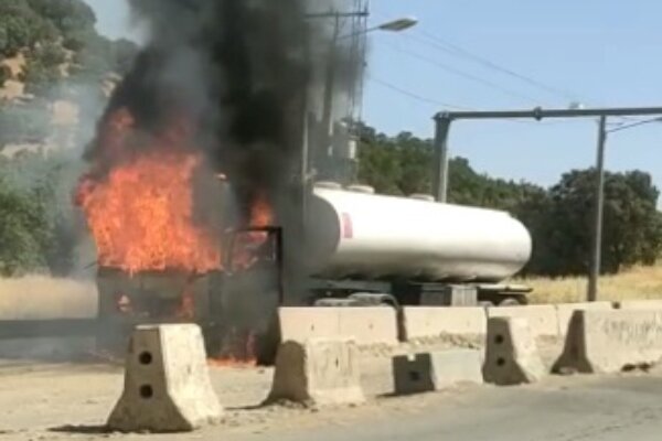 مهار آتش سوزی تانکر حامل موادسوختی در مرز باشماق مریوان