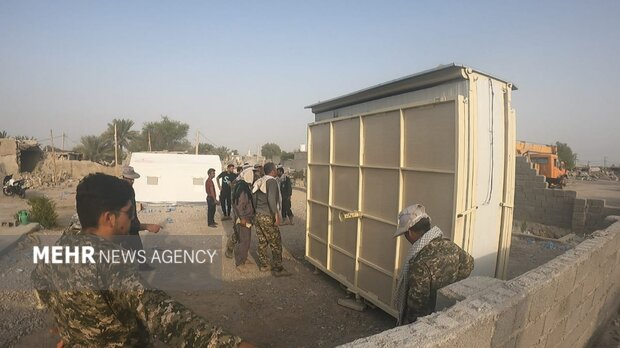 ۴۰۰ کانکس به مناطق زلزله زده غرب هرمزگان رسید ۴۰۰ کانکس به مناطق زلزله زده غرب هرمزگان رسید