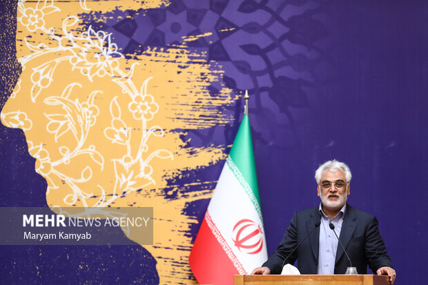 محمدمهدی تهرانچی رئیس دانشگاه آزاد اسلامی  در حال سخنرانی در اختتامیه سیزدهمین جشنواره فارابی است