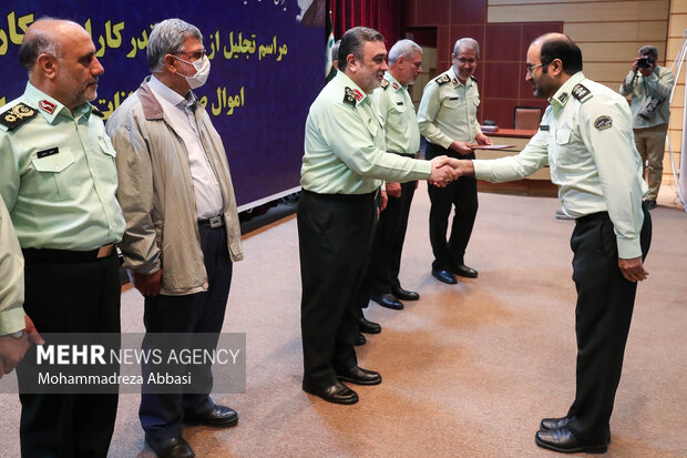 مراسم تجلیل از کارکنان کاشف اموال صندوق امانات بانک ملی 22