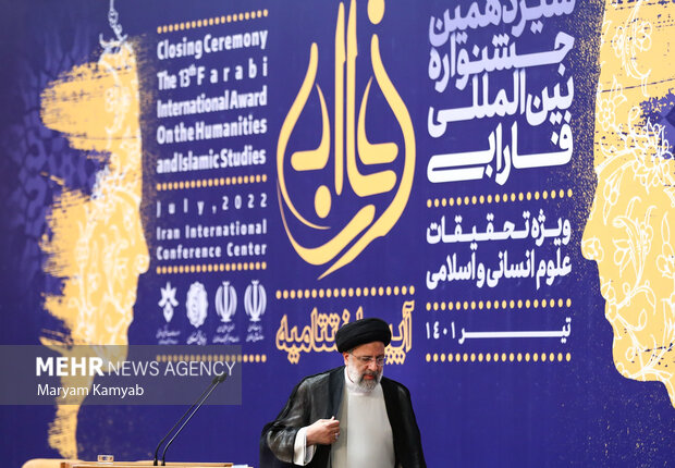 حجت الاسلام سید ابراهیم رئیسی رئیس جمهور  در حال خروج به سالن برگزاری اختتامیه سیزدهمین جشنواره فارابی است