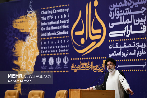 حجت الاسلام سید ابراهیم رئیسی رئیس جمهور  در حال سخنرانی در اختتامیه سیزدهمین جشنواره فارابی است