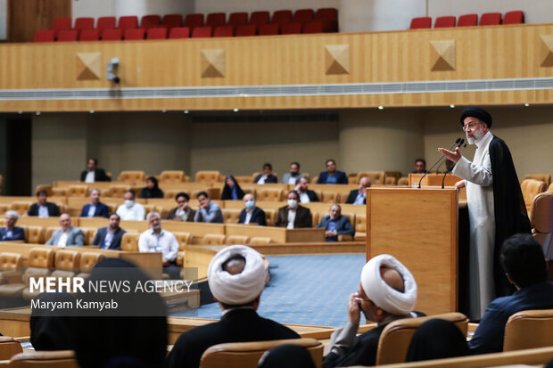 حجت الاسلام سید ابراهیم رئیسی رئیس جمهور  در حال سخنرانی در اختتامیه سیزدهمین جشنواره فارابی است