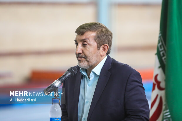 حمید احمدی سرپرست فدراسیون ژیمناستیک در حال سخنرانی در مراسم افتتاح خانه ژیمناستیک شهید آذر پی است