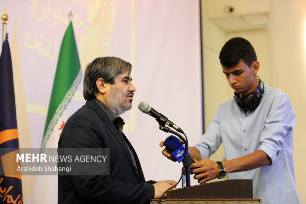 محسن  پرویز رئیس هیات مدیره انجمن قلم در حال سخنرانی در مراسم بیستمین جشنواره قلم زرین است