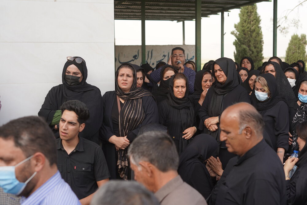 مراسم تشییع و تدفین پیکر استاد وحید اسلامی در مرودشت برگزار شد