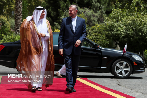 حسین  امیرعبداللهیان وزیر امورخارجه ایران در حال استقبال از شیخ محمد بن عبدالرحمن آل ثانی معاون نخست وزیر و وزیر امور خارجه قطر است