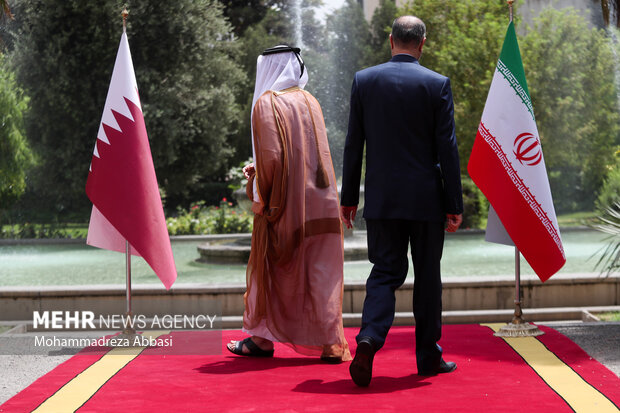 حسین  امیرعبداللهیان وزیر امورخارجه ایران در حال استقبال از شیخ محمد بن عبدالرحمن آل ثانی معاون نخست وزیر و وزیر امور خارجه قطر است