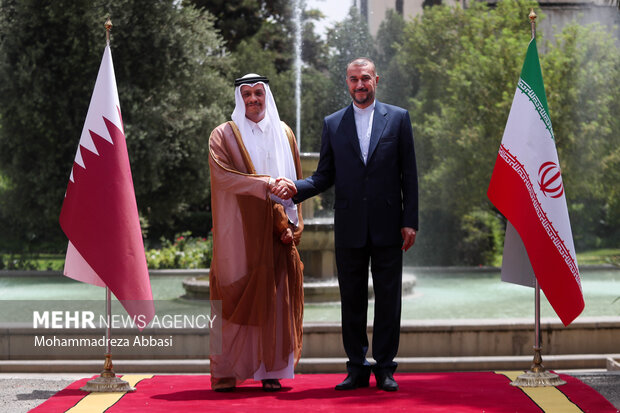 حسین  امیرعبداللهیان وزیر امورخارجه ایران و شیخ محمد بن عبدالرحمن آل ثانی معاون نخست وزیر و وزیر امور خارجه قطر در حال گرفتن عکس یادگاری پیش از دیدار وزرای خارجه قطر و ایران هستند