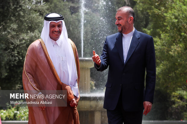 حسین  امیرعبداللهیان وزیر امورخارجه ایران در حال استقبال از شیخ محمد بن عبدالرحمن آل ثانی معاون نخست وزیر و وزیر امور خارجه قطر است