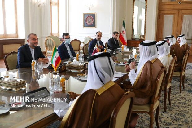 حسین  امیرعبداللهیان وزیر امورخارجه ایران  در حال گفتگو با شیخ محمد بن عبدالرحمن آل ثانی معاون نخست وزیر و وزیر امور خارجه قطر در محل دیدار وزرای خارجه قطر و ایران است