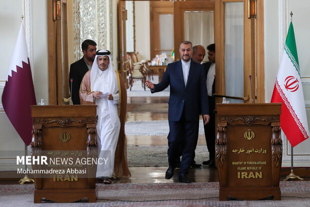حسین  امیرعبداللهیان وزیر امورخارجه ایران و شیخ محمد بن عبدالرحمن آل ثانی معاون نخست وزیر و وزیر امور خارجه قطر در حال ورود به محل نشست خبری مشترک وزرای خارجه قطر و ایران هستند