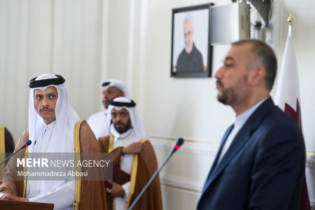 شیخ محمد بن عبدالرحمن آل ثانی معاون نخست وزیر و وزیر امور خارجه قطر در  نشست خبری مشترک وزرای خارجه ایران و قطر حضور دارد