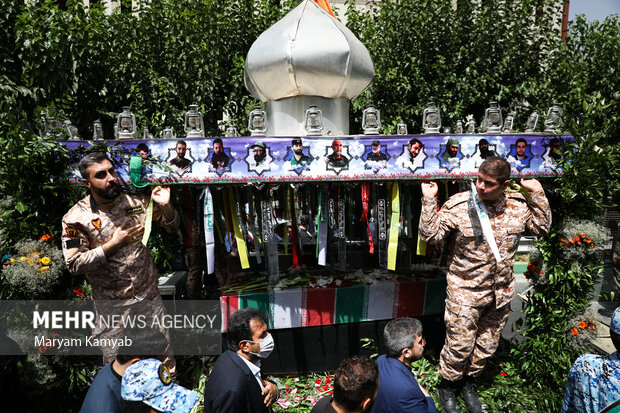 تہران میں دو گمنام شہیدوں کی تشییع جنازہ

