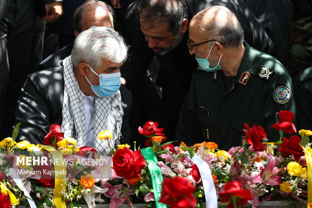 تہران میں دو گمنام شہیدوں کی تشییع جنازہ
