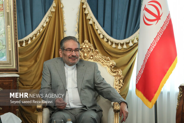 علی شمخانی، دبیر شورای عالی امنیت ملی جمهوری اسلامی ایران در دیدار وزیر امور خارجه قطر با علی شمخانی حضور دارد