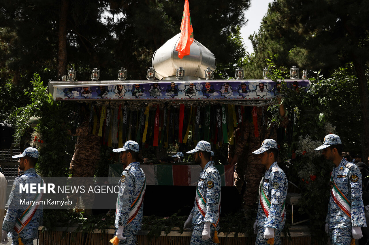 تہران میں دو گمنام شہیدوں کی تشییع جنازہ