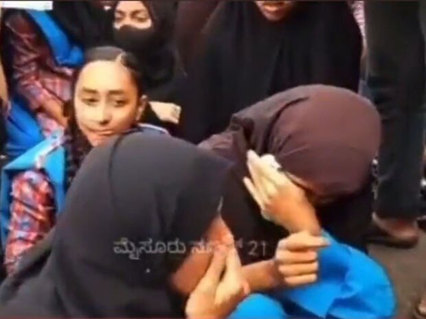 ہندوستان؛ کرناٹک میں طالبات کے حجاب کرنے پرمسلمان لڑکیوں کا اسکول بند