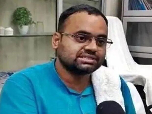 پروفیسر نے تنخواہ کے 24 لاکھ روپے واپس کردئیے