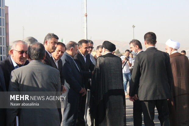 رفع محرومیت اولویت دولت در کردستان است/ بازدید از کارخانه قارچ