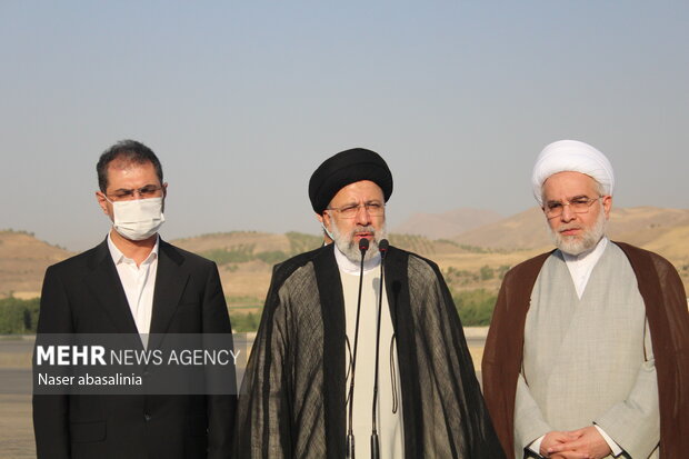 رفع محرومیت اولویت دولت در کردستان است/ بازدید از کارخانه قارچ