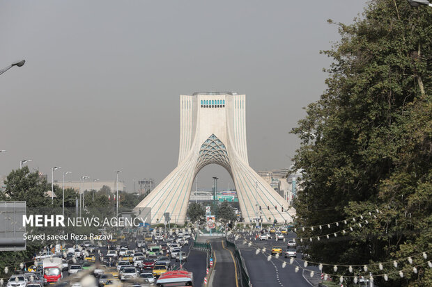 آسمان تهران از روز گذشته به شدت غبارآلود شده و در وضعیت خطرناک قرار دارد در ۲۴ ساعت گذشته نیز شاخص هوای پایتخت روی عدد ۱۷۴ و در بازه خیلی ناسالم قرار داشت.