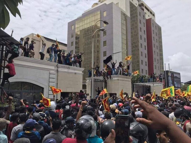 سری لنکا میں مظاہرین صدارتی محل میں داخل، صدر فرار