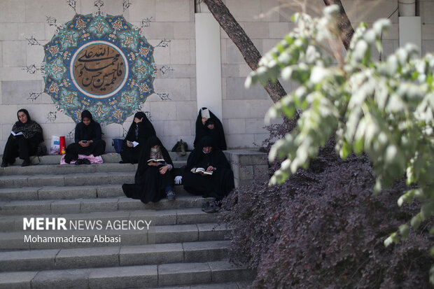 Observing Arafa Day at Tehran University
