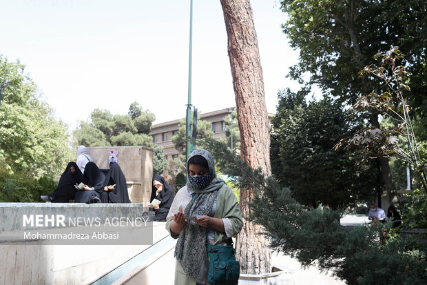 Observing Arafa Day at Tehran University