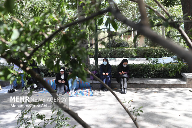 Observing Arafa Day at Tehran University