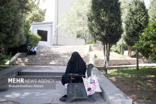 Observing Arafa Day at Tehran University