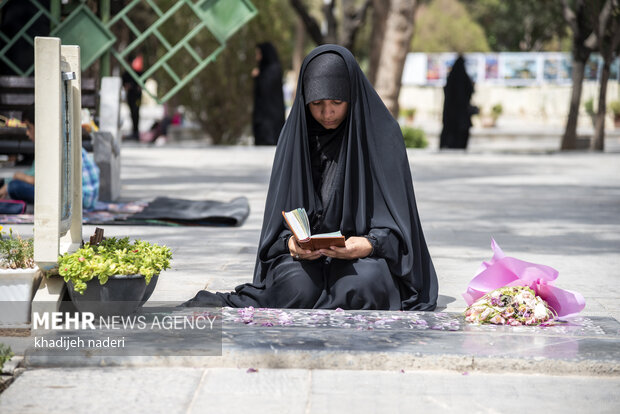 دعای عرفه در گلستان شهدای اصفهان