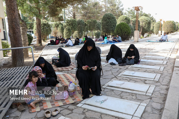 مراسم دعای روز عرفه بعدازظهر امروز شنبه ۱۸ تیر ۱۴۰۱ دربهشت زهرا (س) برگزار شد.