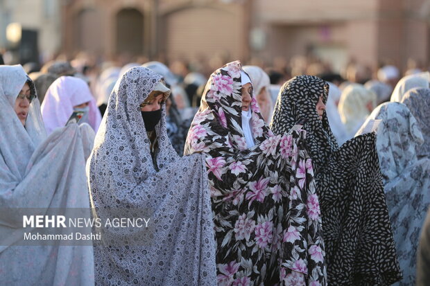 عید بندگی با نماز فطر آغاز شد/ سمنانی‌ها در صفوف عبادت 